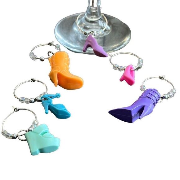 Handmade wine charms with Barbie shoe pendants - Picture 2 of 4
